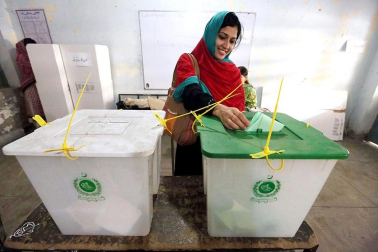 Colas y votaciones en los distintos colegios electorales de Pakistán.