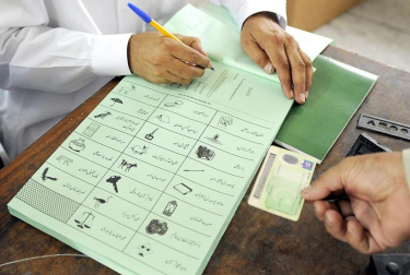 Colas y votaciones en los distintos colegios electorales de Pakistán.
