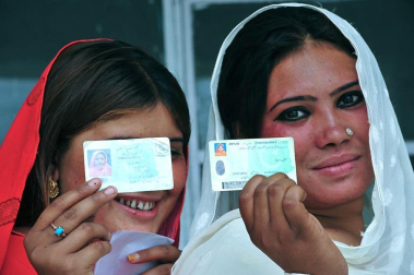 Colas y votaciones en los distintos colegios electorales de Pakistán.