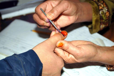 Colas y votaciones en los distintos colegios electorales de Pakistán.