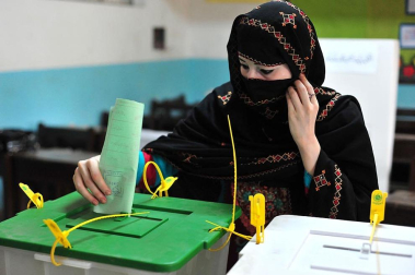Colas y votaciones en los distintos colegios electorales de Pakistán.