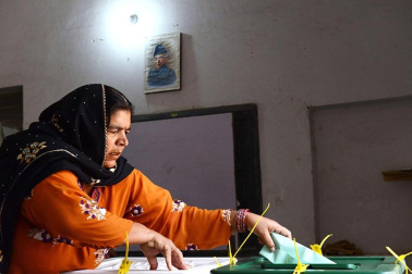 Colas y votaciones en los distintos colegios electorales de Pakistán.