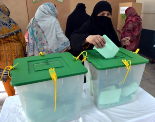 Colas y votaciones en los distintos colegios electorales de Pakistán.