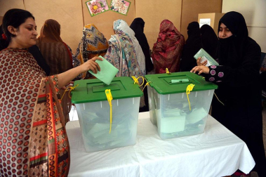 Colas y votaciones en los distintos colegios electorales de Pakistán.