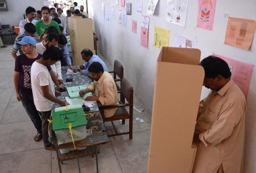 Colas y votaciones en los distintos colegios electorales de Pakistán.