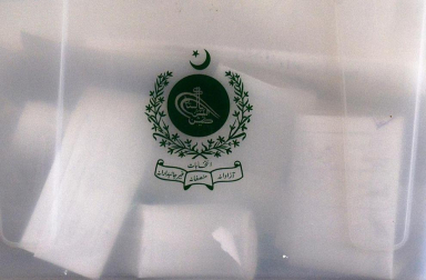 Colas y votaciones en los distintos colegios electorales de Pakistán.