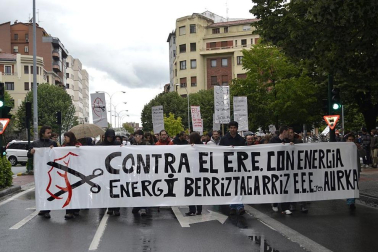 Unos 300 trabajadores de Acciona se han manifestado contra el ERE.