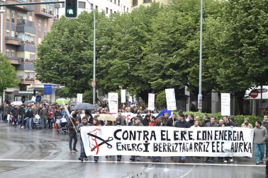 Unos 300 trabajadores de Acciona se han manifestado contra el ERE.