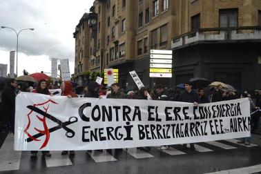 Unos 300 trabajadores de Acciona se han manifestado contra el ERE.