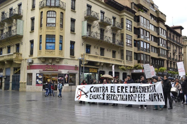 Unos 300 trabajadores de Acciona se han manifestado contra el ERE.