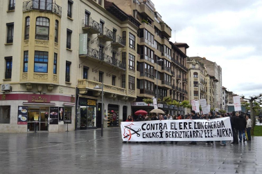 Unos 300 trabajadores de Acciona se han manifestado contra el ERE.