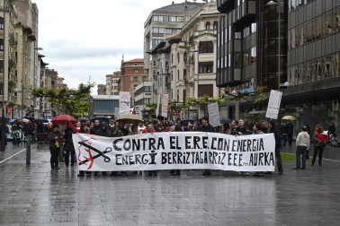 Unos 300 trabajadores de Acciona se han manifestado contra el ERE.