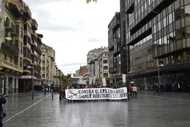 Unos 300 trabajadores de Acciona se han manifestado contra el ERE.