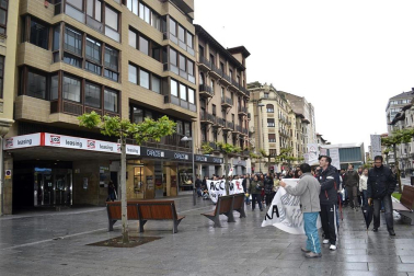Unos 300 trabajadores de Acciona se han manifestado contra el ERE.