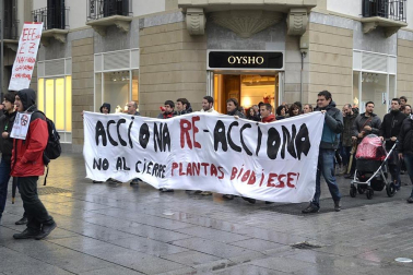 Unos 300 trabajadores de Acciona se han manifestado contra el ERE.