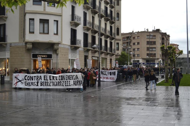 Unos 300 trabajadores de Acciona se han manifestado contra el ERE.
