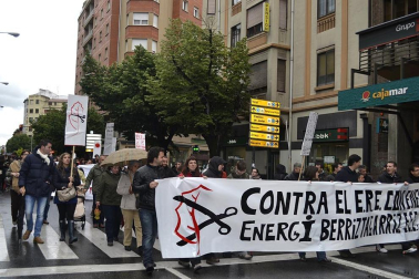 Unos 300 trabajadores de Acciona se han manifestado contra el ERE.