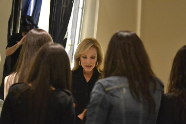 La tertuliana Carmen Lomana acudió al Hotel Puerta del Camino de Pamplona a presentar su último libro, "El glamour inteligente".