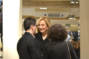 La tertuliana Carmen Lomana acudió al Hotel Puerta del Camino de Pamplona a presentar su último libro, "El glamour inteligente".