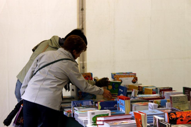 Mal tiempo en la inauguración de la XII Feria del Libro de Pamplona, con los visitantes acudiendo a los puestos de la Plaza del Castillo.