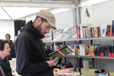 Mal tiempo en la inauguración de la XII Feria del Libro de Pamplona, con los visitantes acudiendo a los puestos de la Plaza del Castillo.