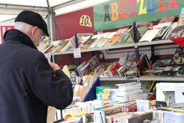 Mal tiempo en la inauguración de la XII Feria del Libro de Pamplona, con los visitantes acudiendo a los puestos de la Plaza del Castillo.