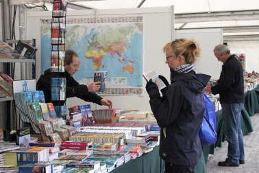 Mal tiempo en la inauguración de la XII Feria del Libro de Pamplona, con los visitantes acudiendo a los puestos de la Plaza del Castillo.