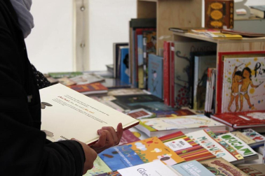 Mal tiempo en la inauguración de la XII Feria del Libro de Pamplona, con los visitantes acudiendo a los puestos de la Plaza del Castillo.
