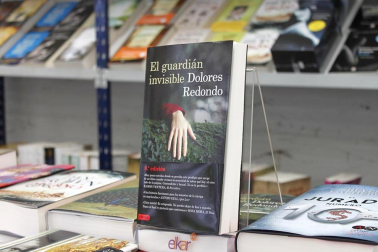 Mal tiempo en la inauguración de la XII Feria del Libro de Pamplona, con los visitantes acudiendo a los puestos de la Plaza del Castillo.