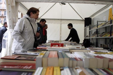 Mal tiempo en la inauguración de la XII Feria del Libro de Pamplona, con los visitantes acudiendo a los puestos de la Plaza del Castillo.