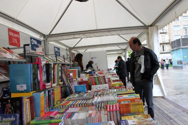 Mal tiempo en la inauguración de la XII Feria del Libro de Pamplona, con los visitantes acudiendo a los puestos de la Plaza del Castillo.