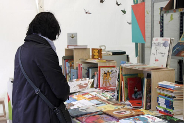 Mal tiempo en la inauguración de la XII Feria del Libro de Pamplona, con los visitantes acudiendo a los puestos de la Plaza del Castillo.