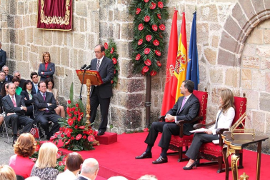 Los Príncipes de Asturias han presidido el acto de entrega del premio Príncipe de Viana de la Cultura al filósofo Daniel Innerarity.