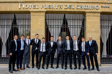 El jugador pamplonés Íñigo Pérez se ha casado este viernes en la Catedral de Pamplona y buena parte de la plantilla del Athletic ha venido a acompañarle.