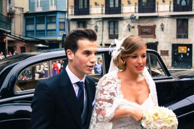El jugador pamplonés Íñigo Pérez se ha casado este viernes en la Catedral de Pamplona y buena parte de la plantilla del Athletic ha venido a acompañarle.