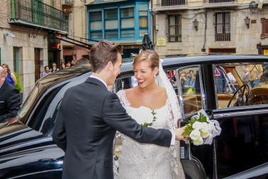 El jugador pamplonés Íñigo Pérez se ha casado este viernes en la Catedral de Pamplona y buena parte de la plantilla del Athletic ha venido a acompañarle.
