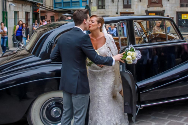 El jugador pamplonés Íñigo Pérez se ha casado este viernes en la Catedral de Pamplona y buena parte de la plantilla del Athletic ha venido a acompañarle.
