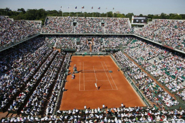 El español Rafael Nadal se clasificó para la final de Roland Garros al derrotar al serbio Novak Djokovic por 6-4, 3-6, 6-1, 6-7(3) y 9-7 al término de un intenso duelo que duró 4 horas y 37 minutos, por lo que buscará su octavo título en el Grand Slam de tierra batida.