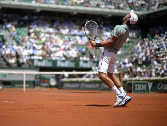 El español Rafael Nadal se clasificó para la final de Roland Garros al derrotar al serbio Novak Djokovic por 6-4, 3-6, 6-1, 6-7(3) y 9-7 al término de un intenso duelo que duró 4 horas y 37 minutos, por lo que buscará su octavo título en el Grand Slam de tierra batida.