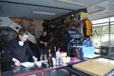 Interior de la tienda de bicicletas Ciclos Muruzábal de Barañáin varios días después de que un incendio calcinara parte de sus instalaciones.