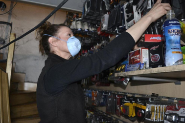 Interior de la tienda de bicicletas Ciclos Muruzábal de Barañáin varios días después de que un incendio calcinara parte de sus instalaciones.