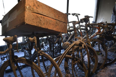 Interior de la tienda de bicicletas Ciclos Muruzábal de Barañáin varios días después de que un incendio calcinara parte de sus instalaciones.