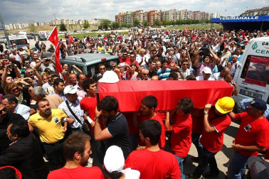 Los enfrentamientos entre manifestantes y la policía en varias ciudades de Turquía acabaron la noche de este domingo con más de 500 personas detenidas.