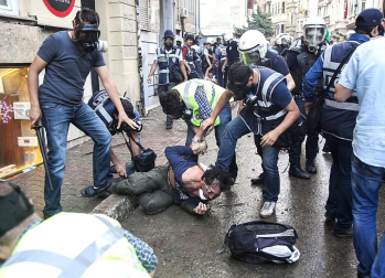 Los enfrentamientos entre manifestantes y la policía en varias ciudades de Turquía acabaron la noche de este domingo con más de 500 personas detenidas.