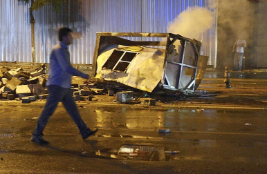 Los enfrentamientos entre manifestantes y la policía en varias ciudades de Turquía acabaron la noche de este domingo con más de 500 personas detenidas.