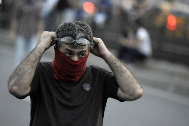 Los enfrentamientos entre manifestantes y la policía en varias ciudades de Turquía acabaron la noche de este domingo con más de 500 personas detenidas.