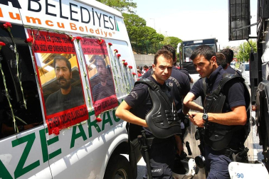 Los enfrentamientos entre manifestantes y la policía en varias ciudades de Turquía acabaron la noche de este domingo con más de 500 personas detenidas.