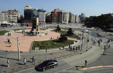 Los enfrentamientos entre manifestantes y la policía en varias ciudades de Turquía acabaron la noche de este domingo con más de 500 personas detenidas.