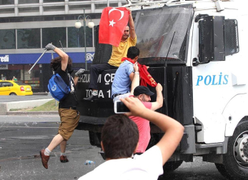 Los enfrentamientos entre manifestantes y la policía en varias ciudades de Turquía acabaron la noche de este domingo con más de 500 personas detenidas.
