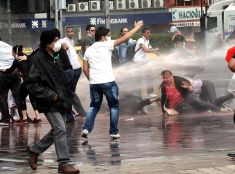 Los enfrentamientos entre manifestantes y la policía en varias ciudades de Turquía acabaron la noche de este domingo con más de 500 personas detenidas.